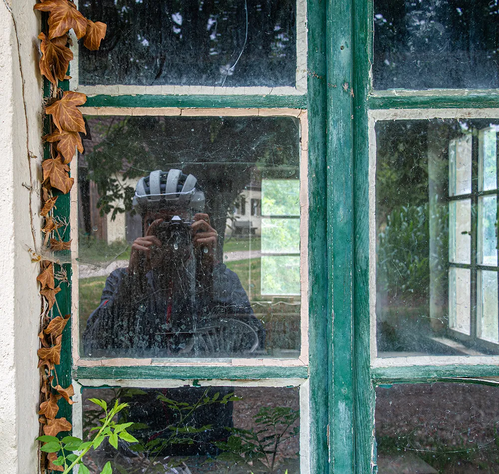 Autorretrato reflejo en ventana