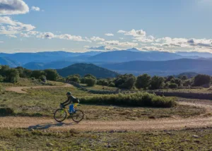 Ciclista recorriendo la Sierra de Celumbres