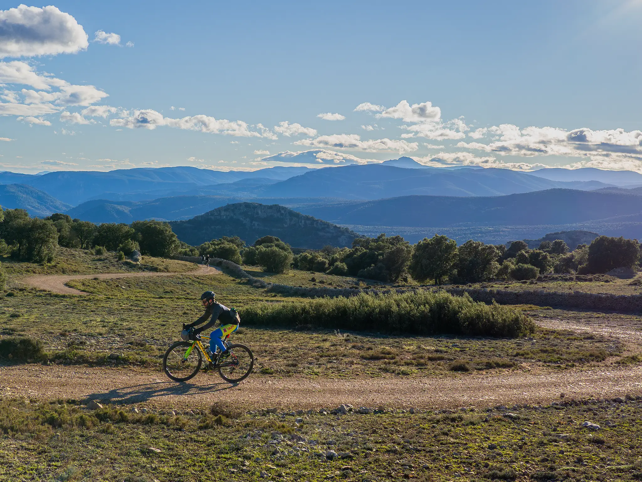 Ciclista recorriendo la Sierra de Celumbres