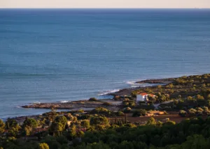 Vista cenital de la playa del Pebret desde la pista con el Mediterráneo de fondo