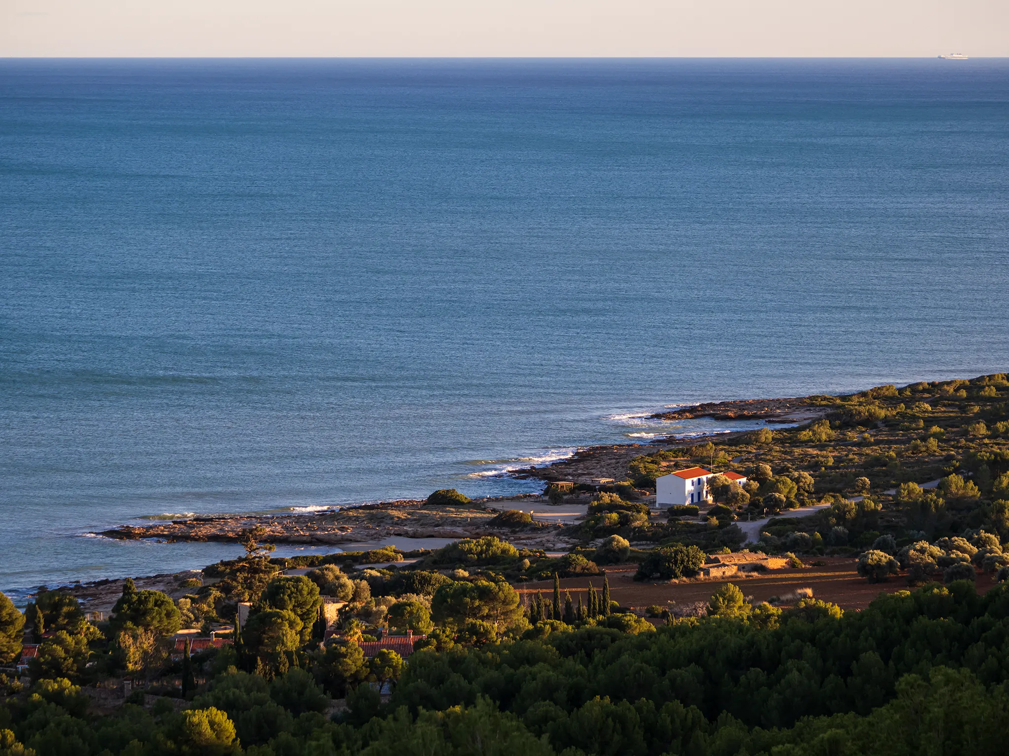 Vista cenital de la playa del Pebret desde la pista con el Mediterráneo de fondo