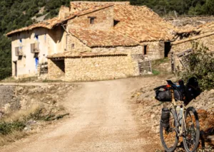Bicicleta de gravel y masía de fondo