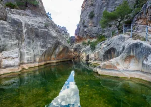 Piscina natural en el santuario de la Fontcalda a su paso por la Vía Verde Val de Zafán