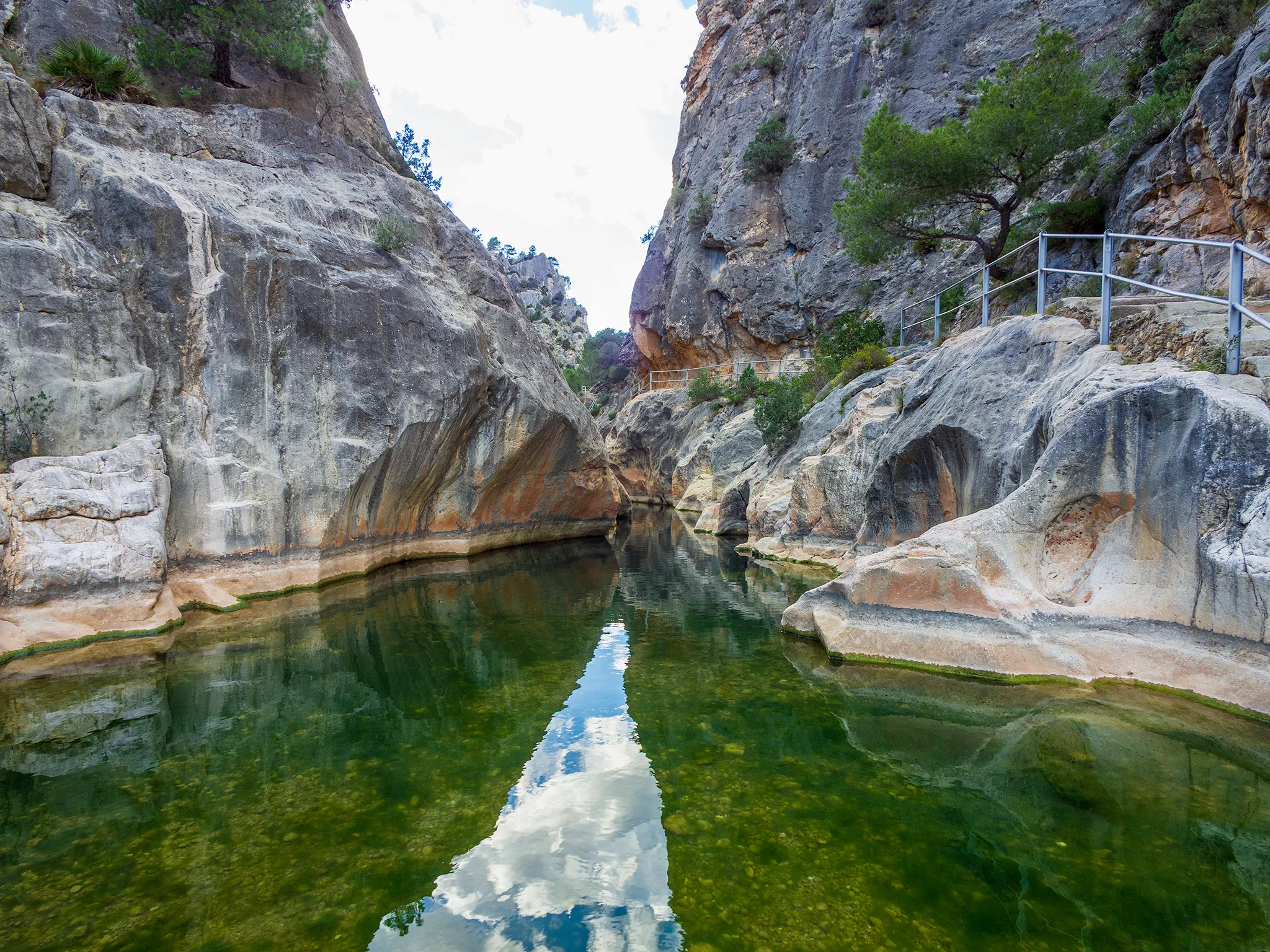 Piscina natural en el santuario de la Fontcalda a su paso por la Vía Verde Val de Zafán