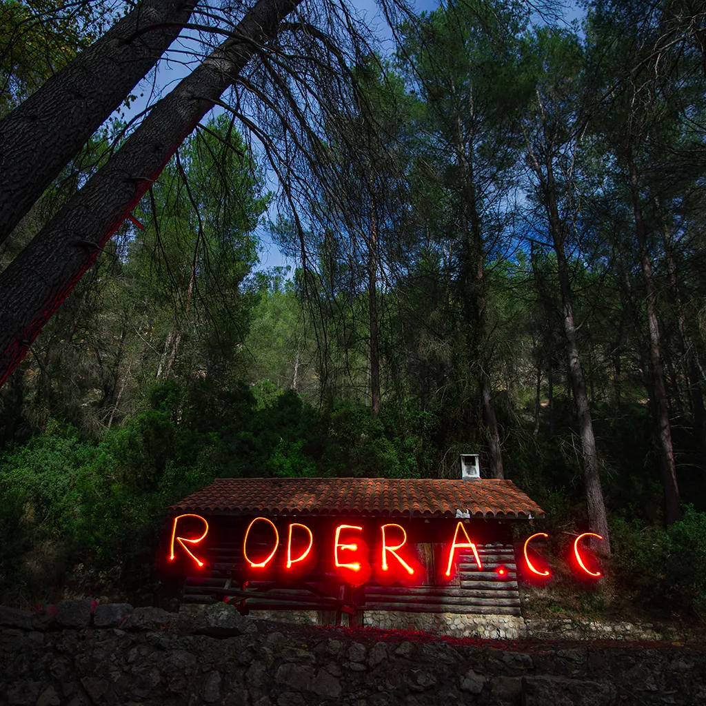 Refugio de noche con lightpainting