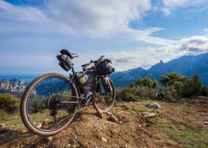 Bicicleta de gravel con alforjas en un mirador natural subiendo a Casetes Velles