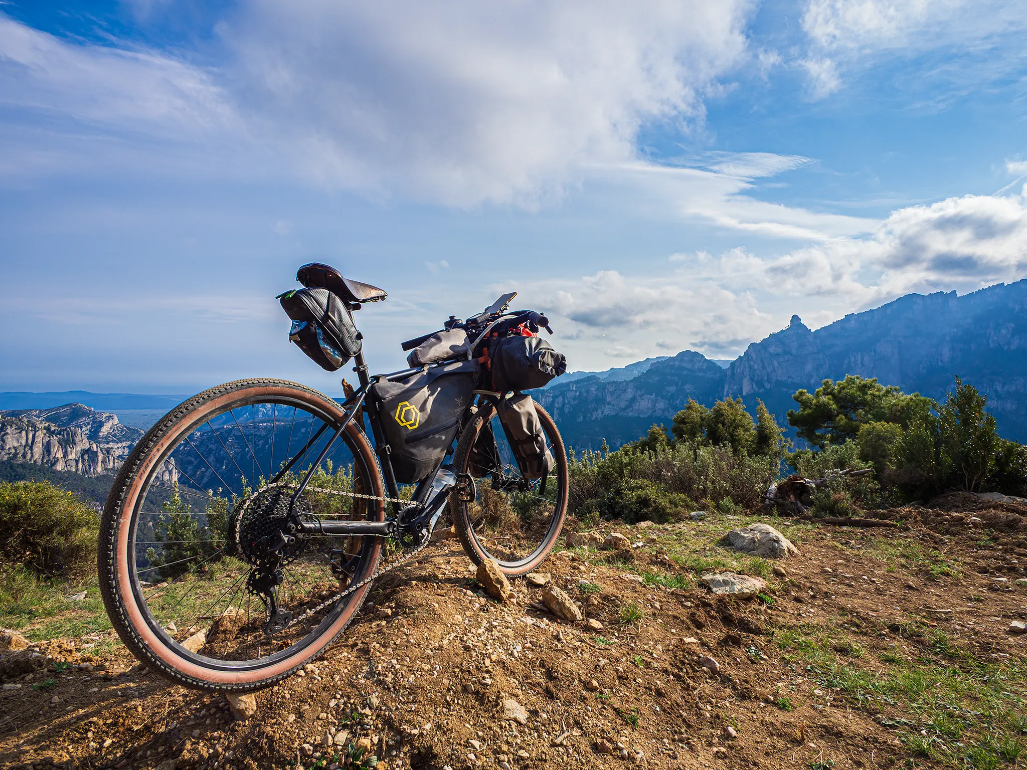 Bicicleta de gravel con alforjas en un mirador natural subiendo a Casetes Velles