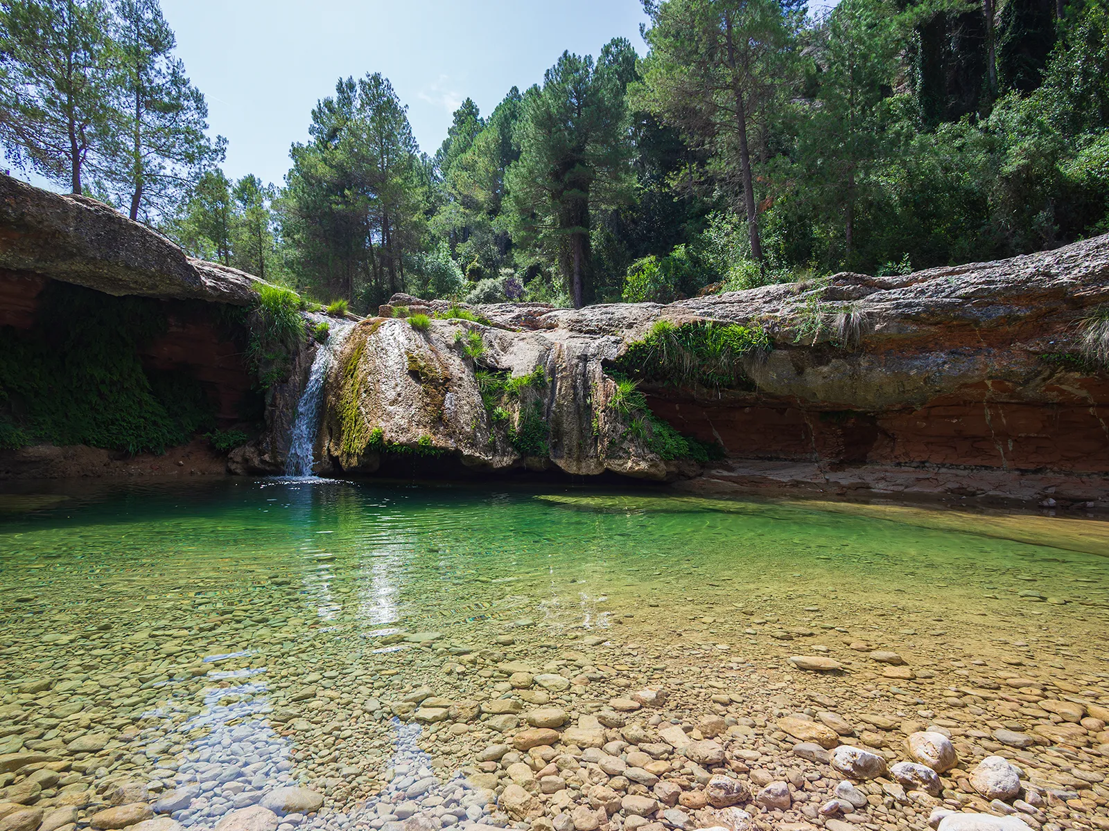 El Toll de Vidre es una poza de agua cristalina con un salto de agua cerca de Arnes.