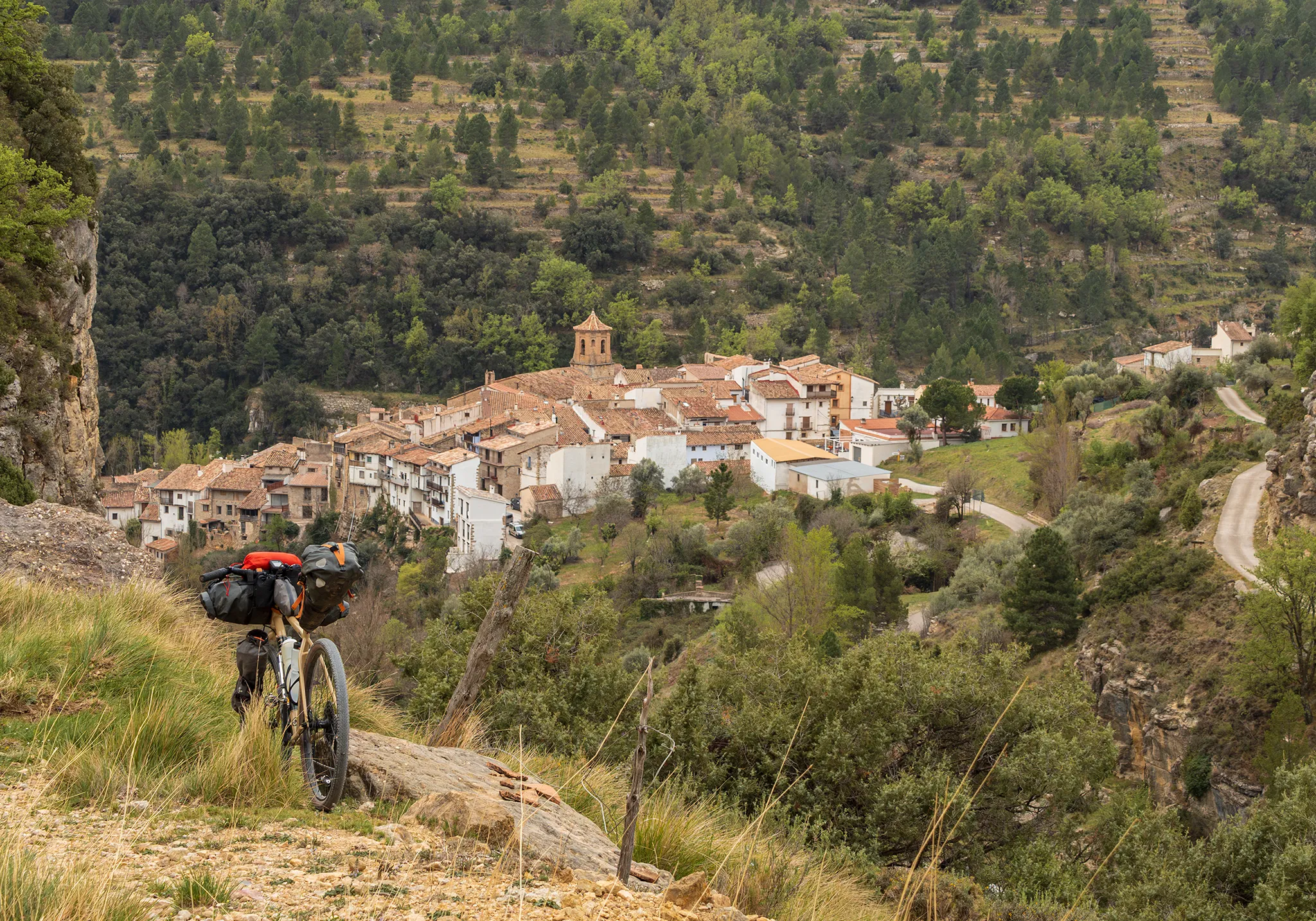 Bicicleta con alforjas llegando a Vallibona por la pista de Castell de Cabres