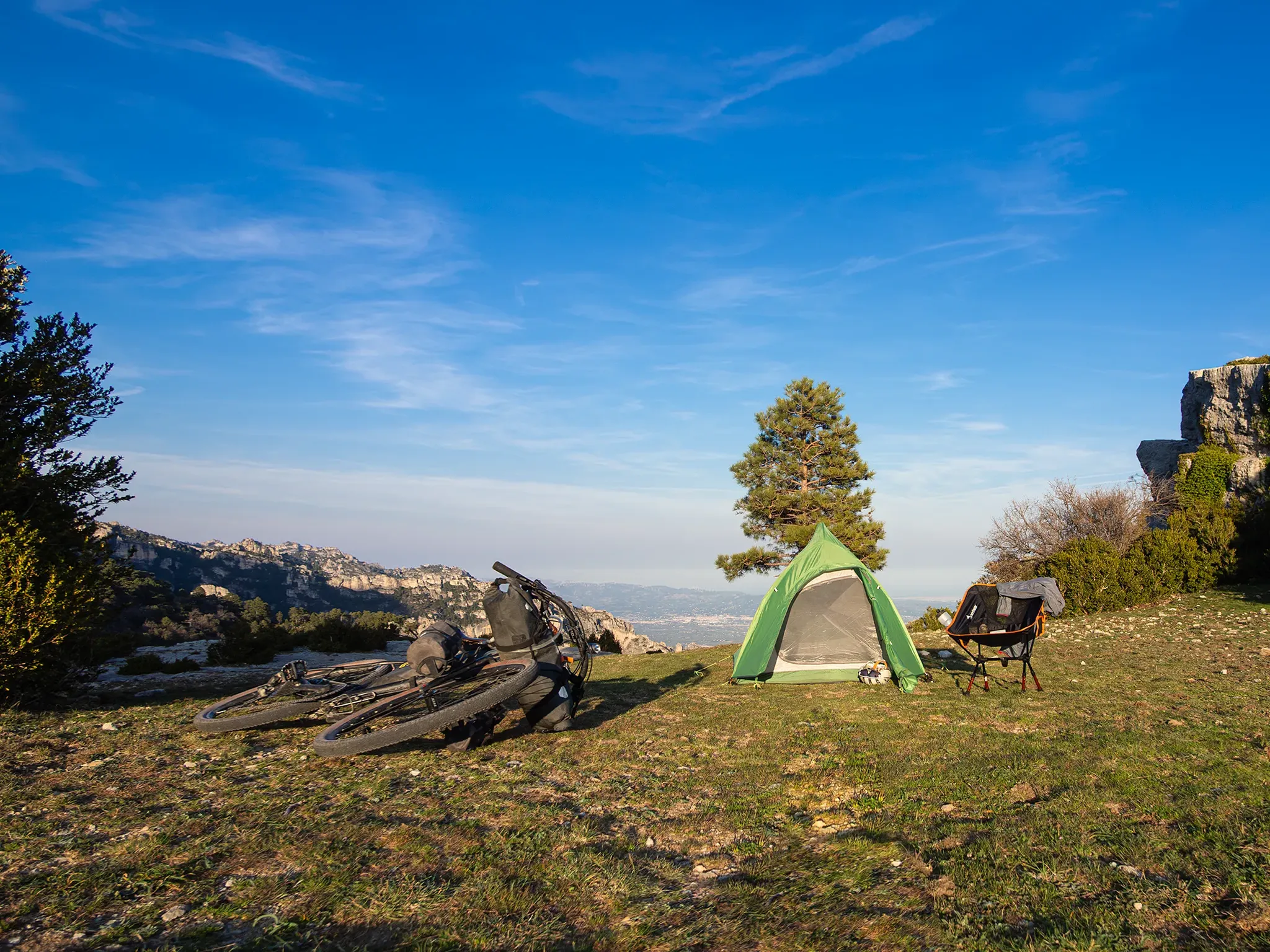 Acampada en llanura con vistas al Delta copia