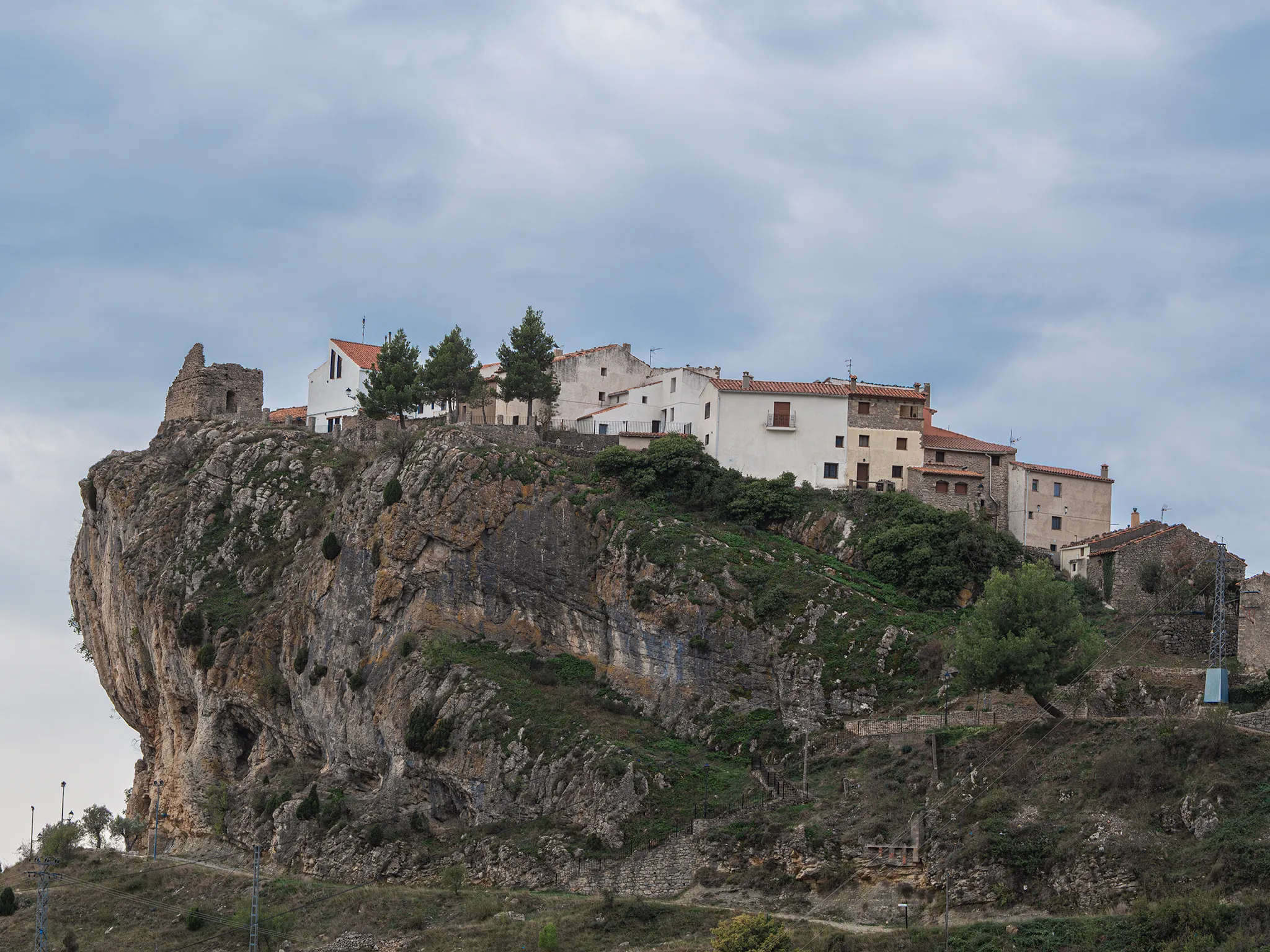 Ciudad de Chodos en lo alto de una roca bajo un cielo nublado