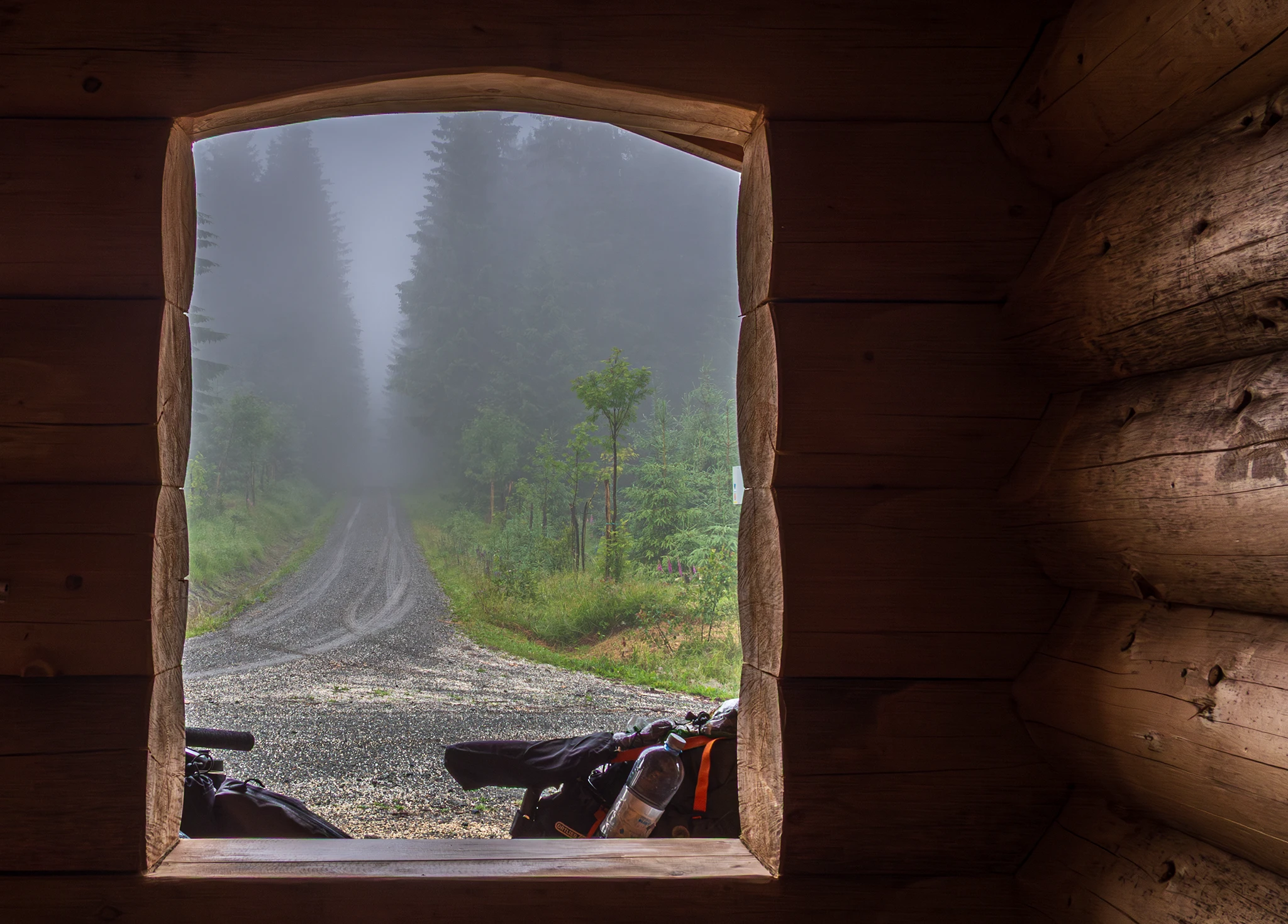 Ventana de refugio con paisaje neblinoso