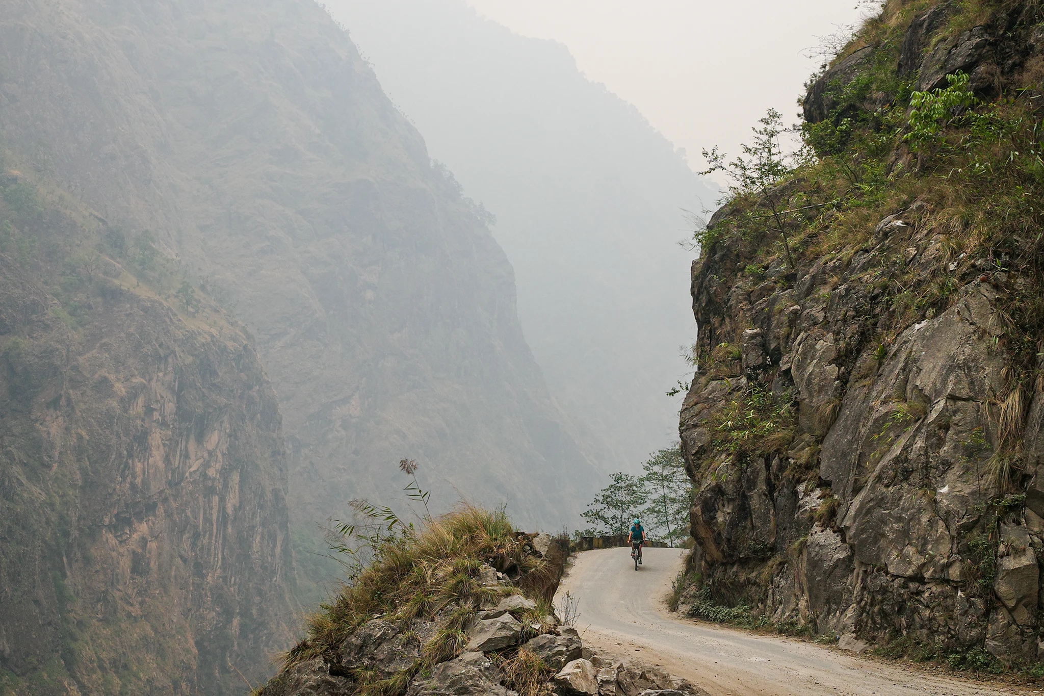 Ciclista recorriendo una pista por un acantilado