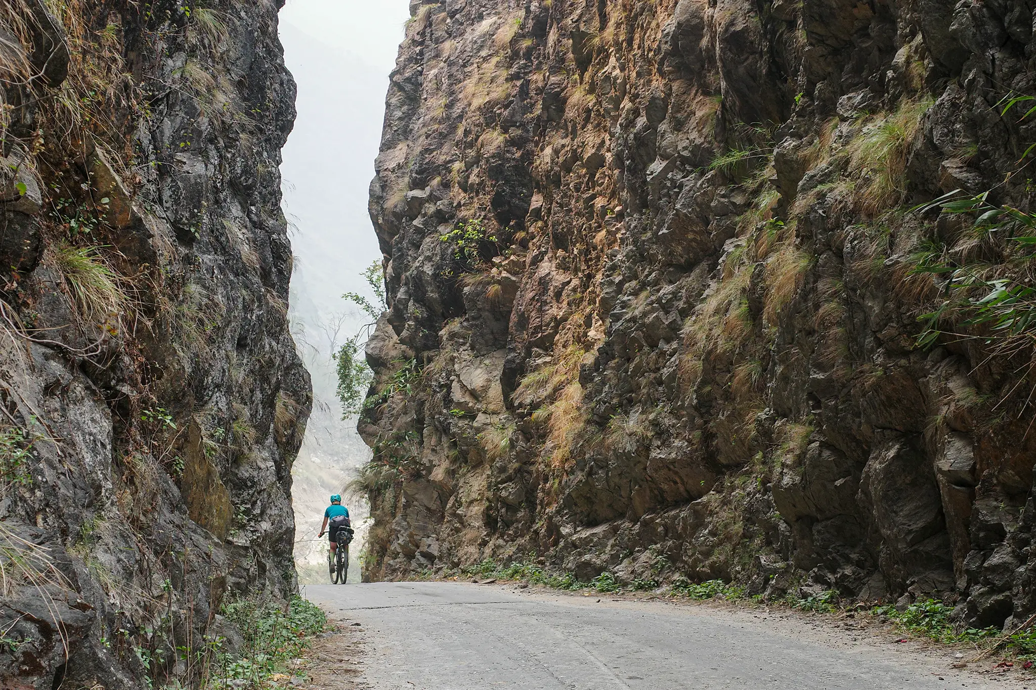 Ciclista recorriendo una pista por un cañón montañoso