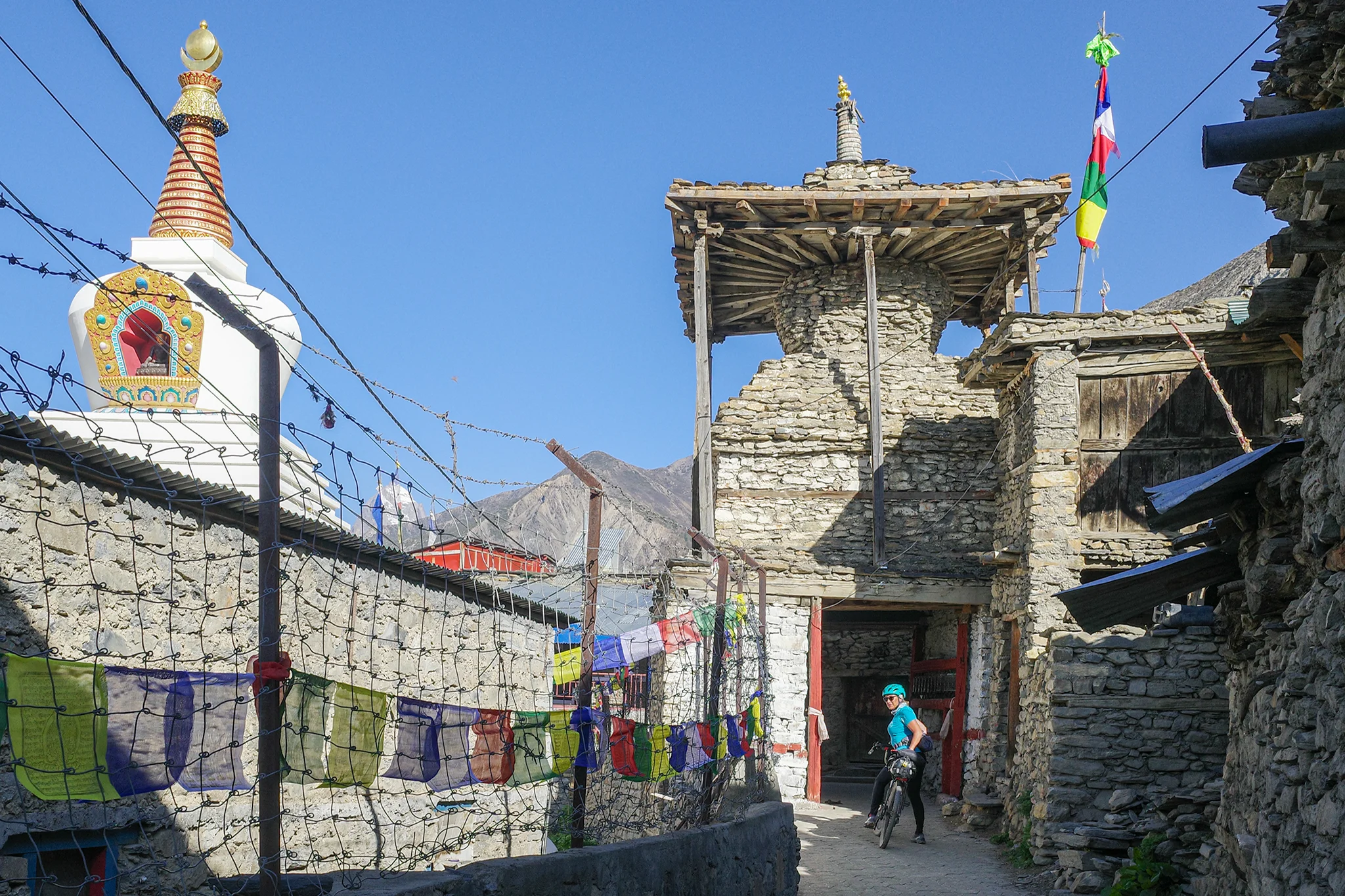 Ciclista recorriendo una fortaleza en Nepal