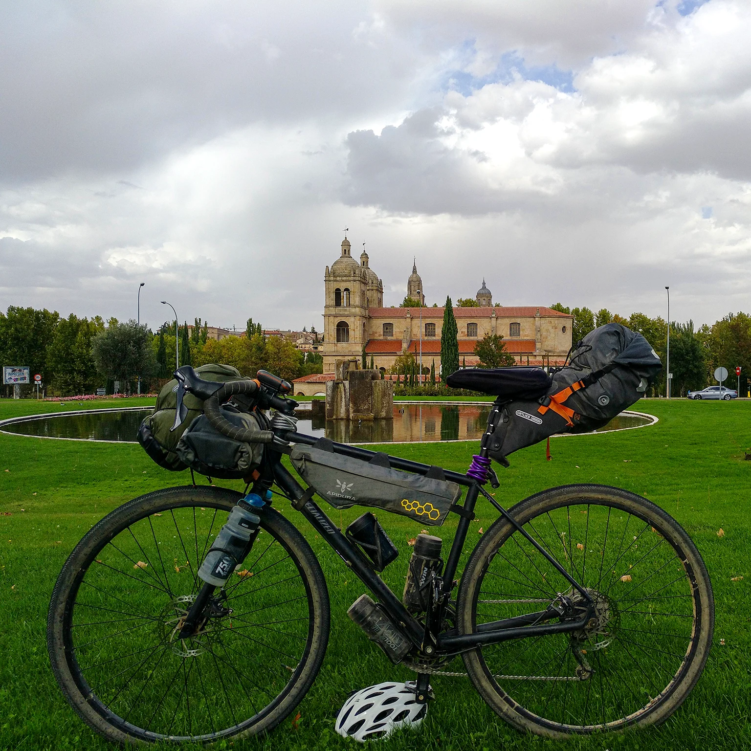 Bicicleta con alforjas de bikepacking con catedral al fondo portada