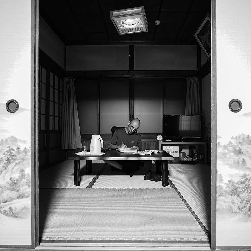Peregrino escribiendo en una habitación tradicional japonesa en la Kumano Kodo-portada